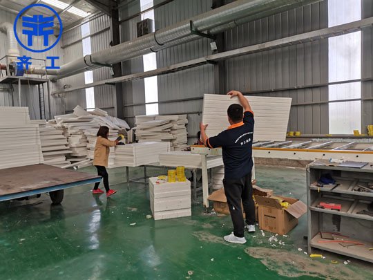 巖棉板不可在施工前進水